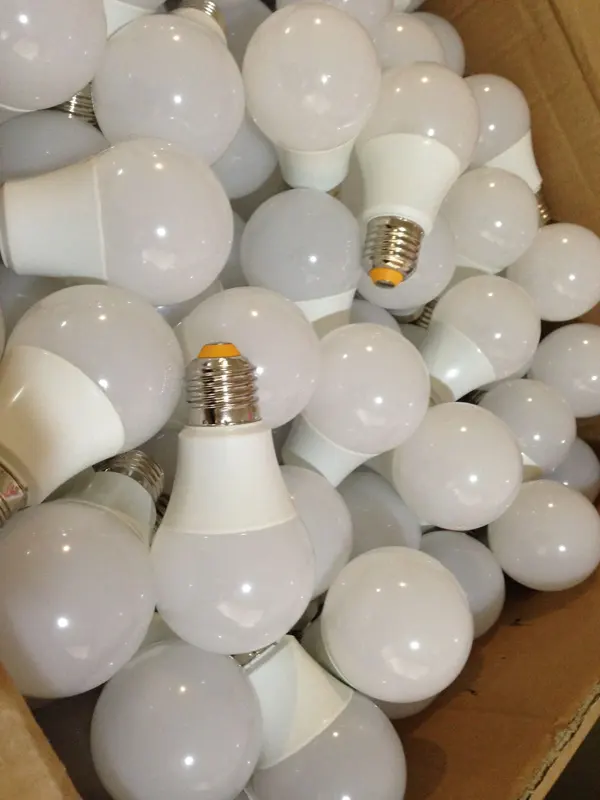 Partia lamp LED i lamp biurkowych – hurt palet likwidacyjnych, zdjęcie 9 z 11